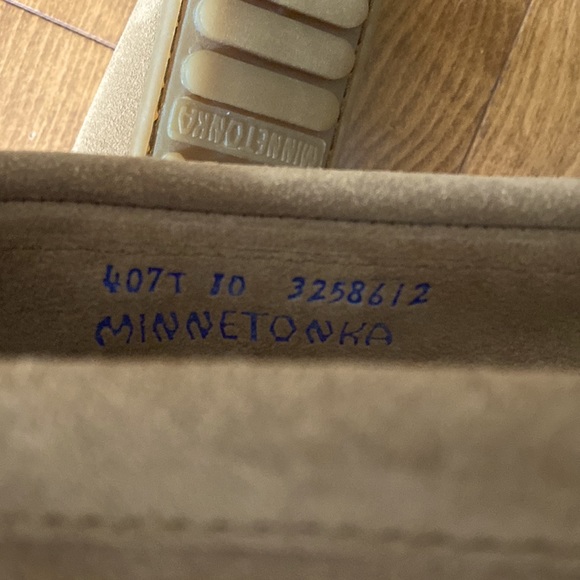 Minnetonka Kilty Tan Hardsole Moccasins- size 10 - Picture 4 of 5